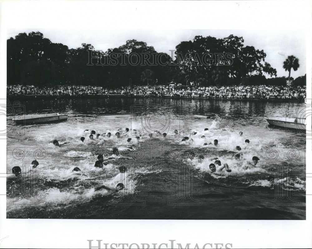 1982 Press Photo Epiphany cross divers - Historic Images