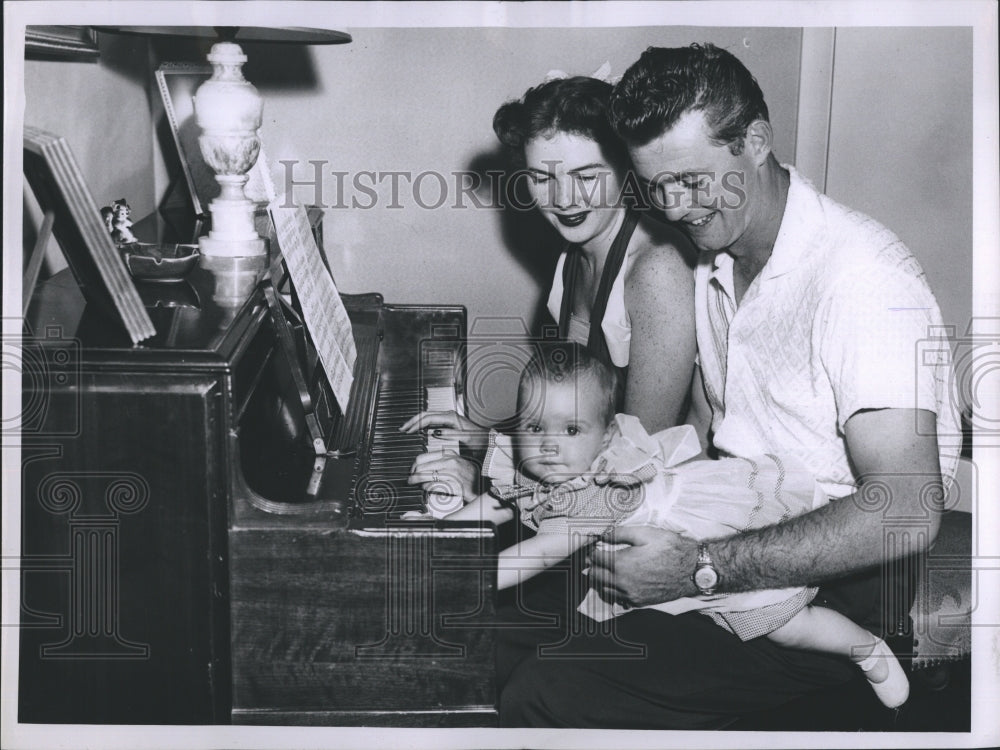 1956 Press Photo Maury McWermott Red Sox Pitcher with wife and daughter. - Historic Images