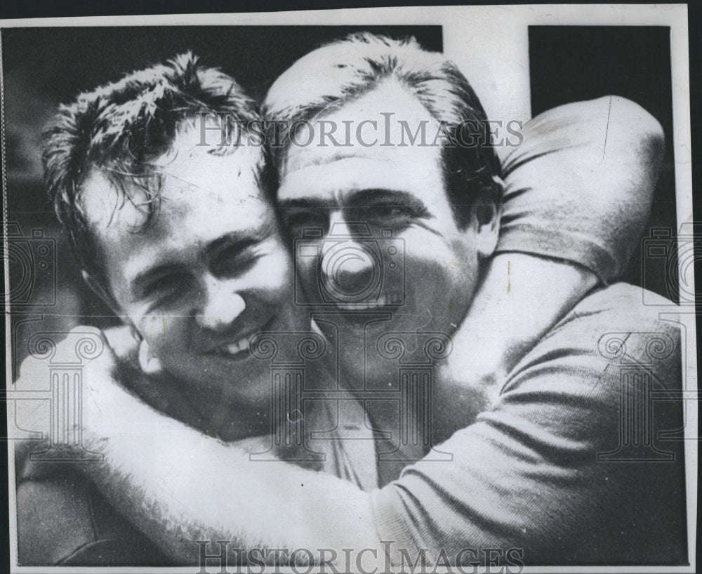 1968 Press Photo Catcher Jim Pagliaroni hugs Jim Hunter. - Historic Images