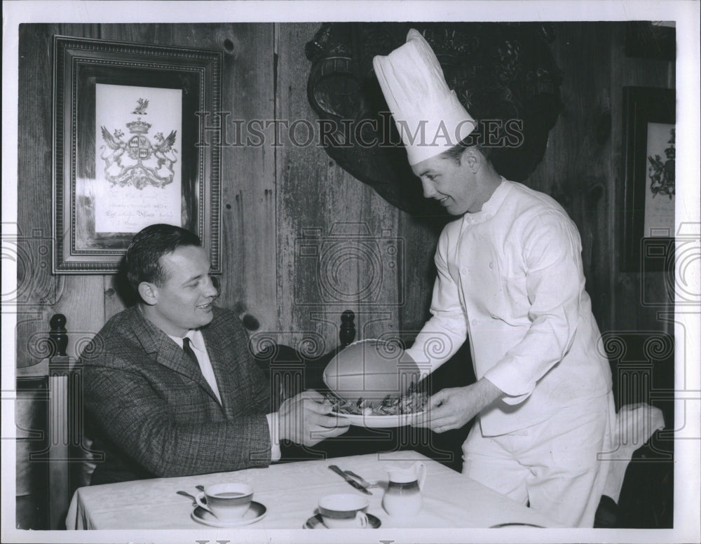 1964 Press Photo Chef Dpn Upton serve football platter to Sam Huff. - Historic Images