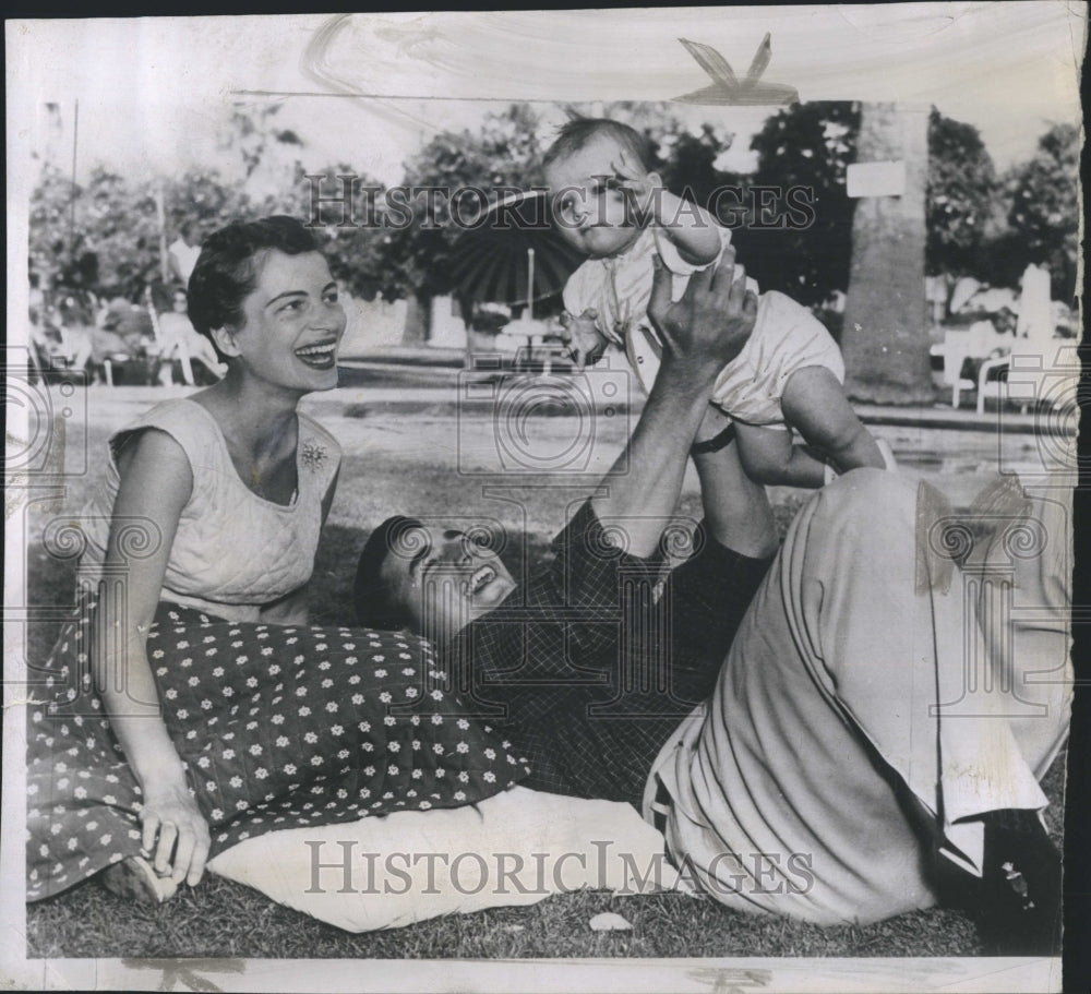 1954 Press Photo A picture of a family - Historic Images