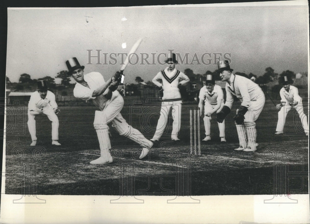 1933 Press Photo Cricket Match With "Top Hats" At Wood Green London, England - Historic Images