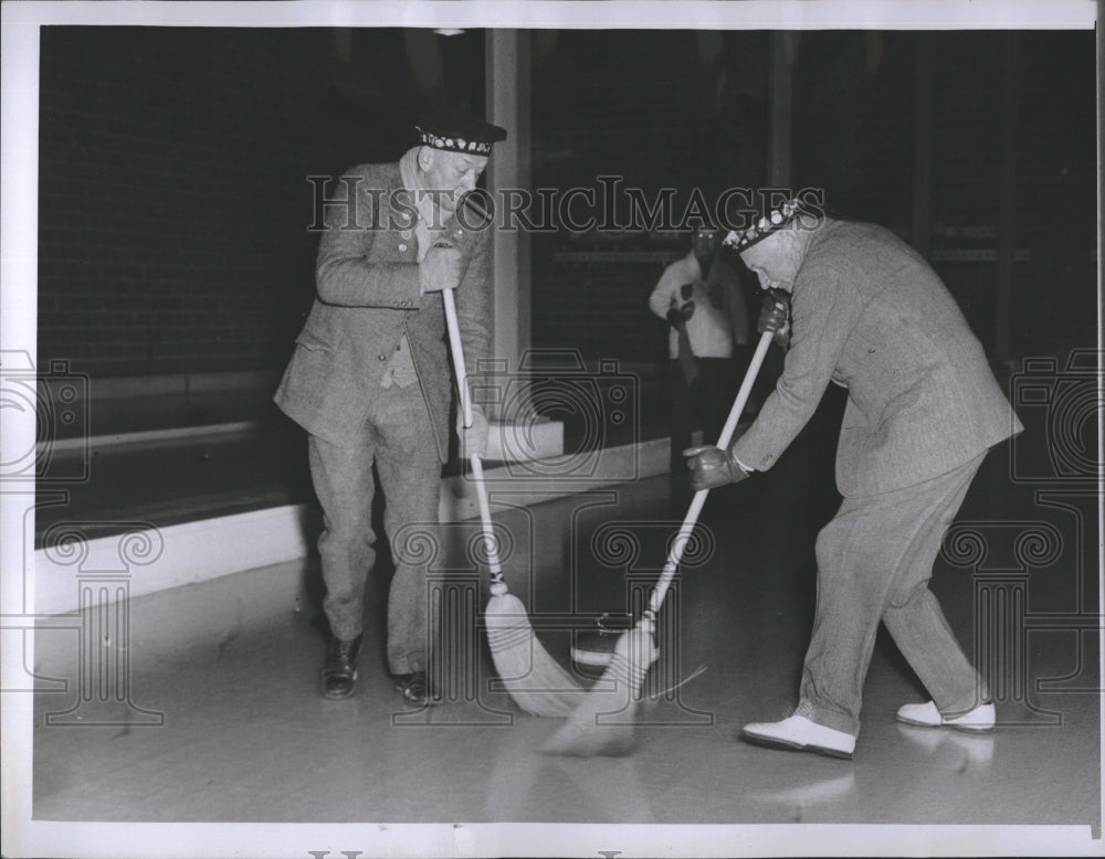 1947 Press Photo Chambers &amp; Weld Of The St. Andrews Team Curling At Brookline - Historic Images