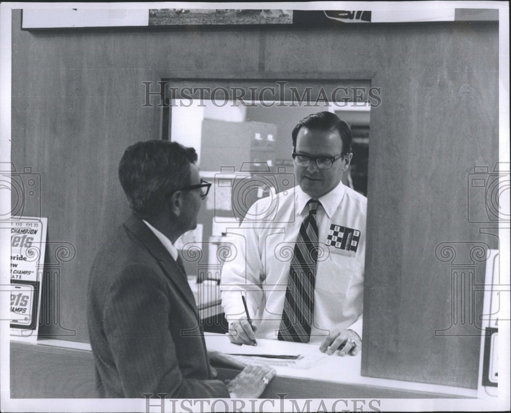 1970 Press Photo Laman Hunt Talks To Man - Historic Images