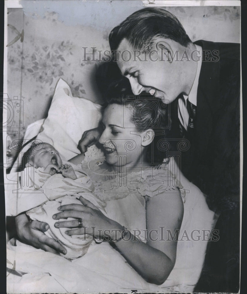 1951 Press Photo Gil Hodges with wife  and newborn, Brooklyn first baseman. - Historic Images