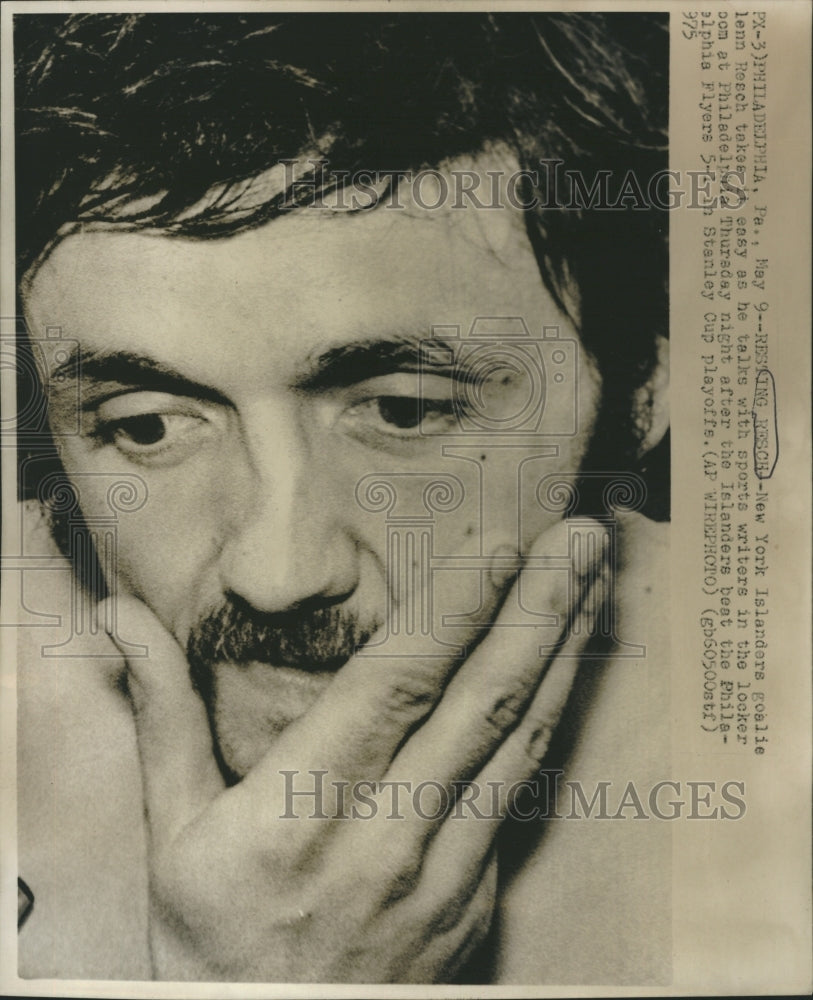 1975 Press Photo New York Islanders Goalie Resch - Historic Images