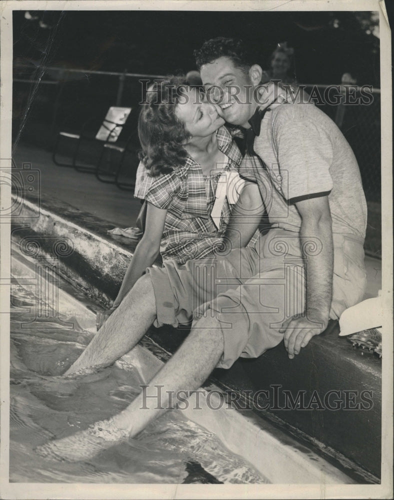 1949 Press Photo Cary Middlecoff and his wife, wins U.S. National Golf - Historic Images