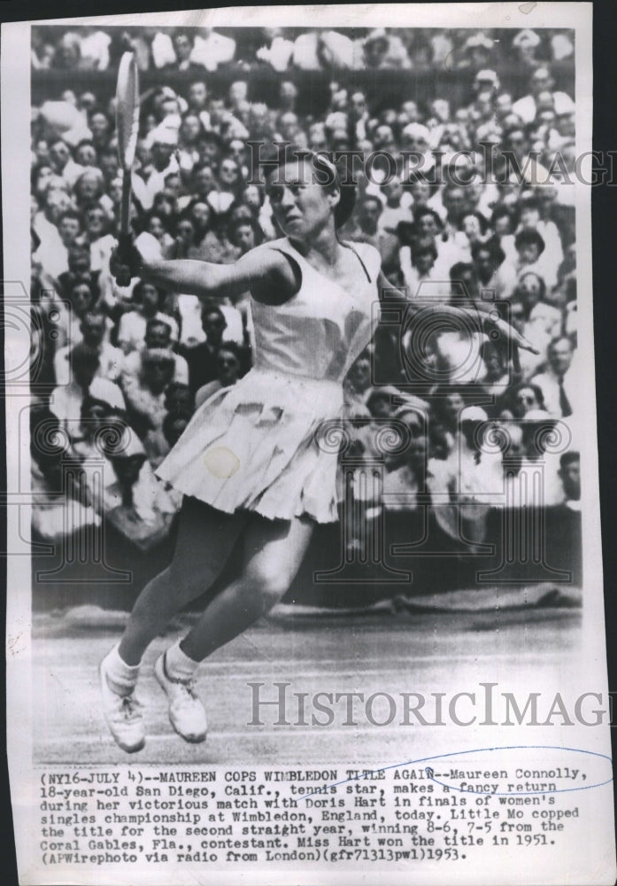 1953 Press Photo Maureen Connolly makes a fancy return during her match. - Historic Images