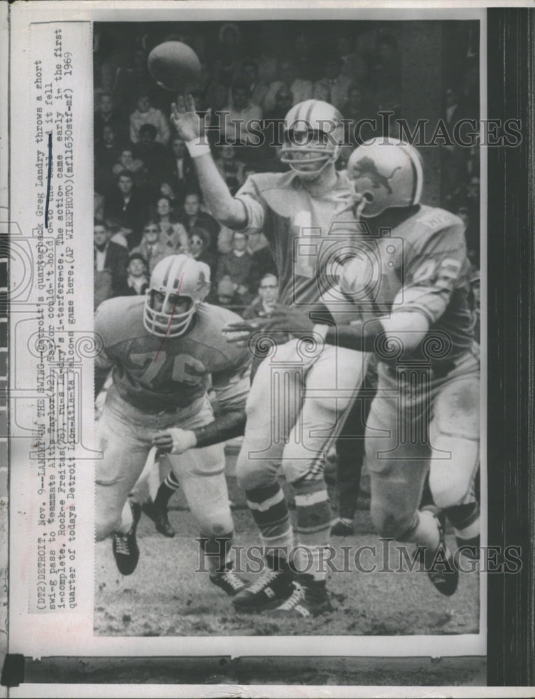 1979 Press Photo Greg Landry throws short swing pass to Altis Taylor. - Historic Images