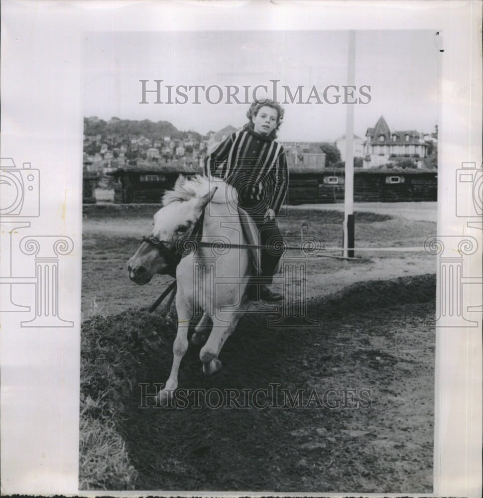 1959 Press Photo Princess Yasmin Khan at Equestrian Lesson - Historic Images