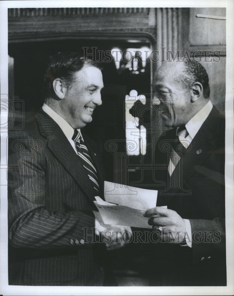 1975 PInyan Gives Owens Olympic Check-Historic Images