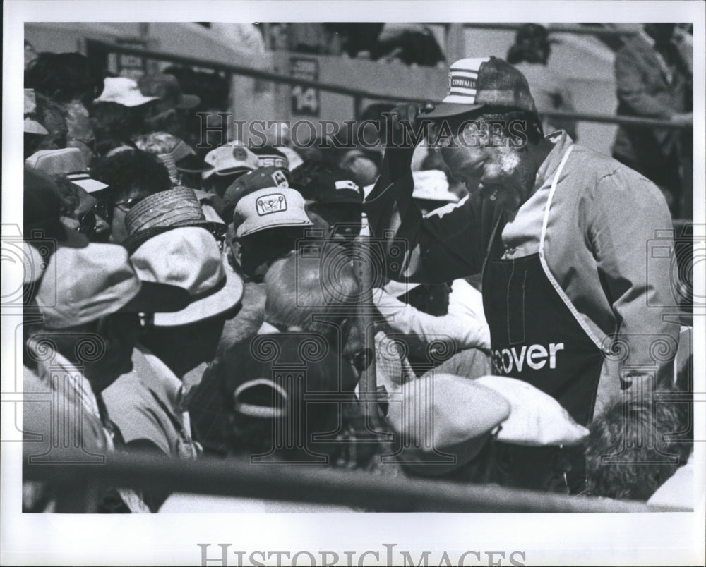 1981 Press Photo Hot Dog Man ..Tommy Walton. Training Camp St. Petesburg FL - Historic Images