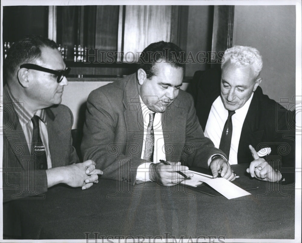 1959 Press Photo Manuel Blanco, Vern Cruz, Secy, Carlos Rubio, President, - Historic Images