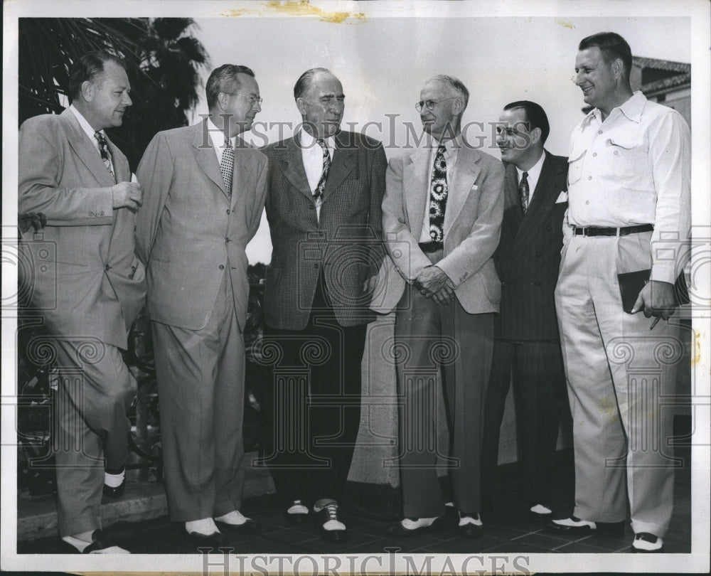 Press Photo George Trautman, Pres. of the National Assoc. conferring with Hotel - Historic Images