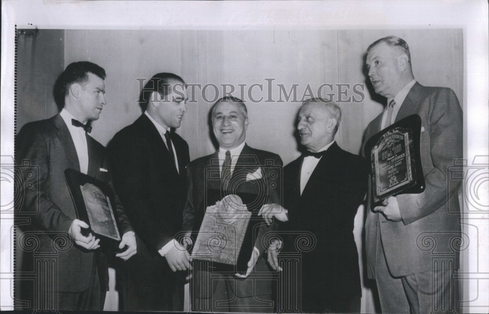 1955 Press Photo Bobo Olson Middleweight Champ Recieving Figther The Year Award - Historic Images