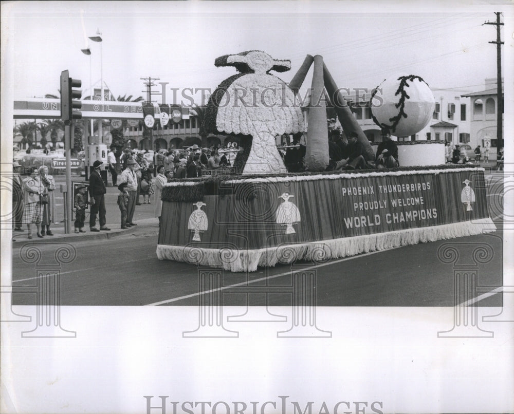 1955 Press Photo Phoenix Thunderbirds&#39; Float for the New York Giants welcome - Historic Images