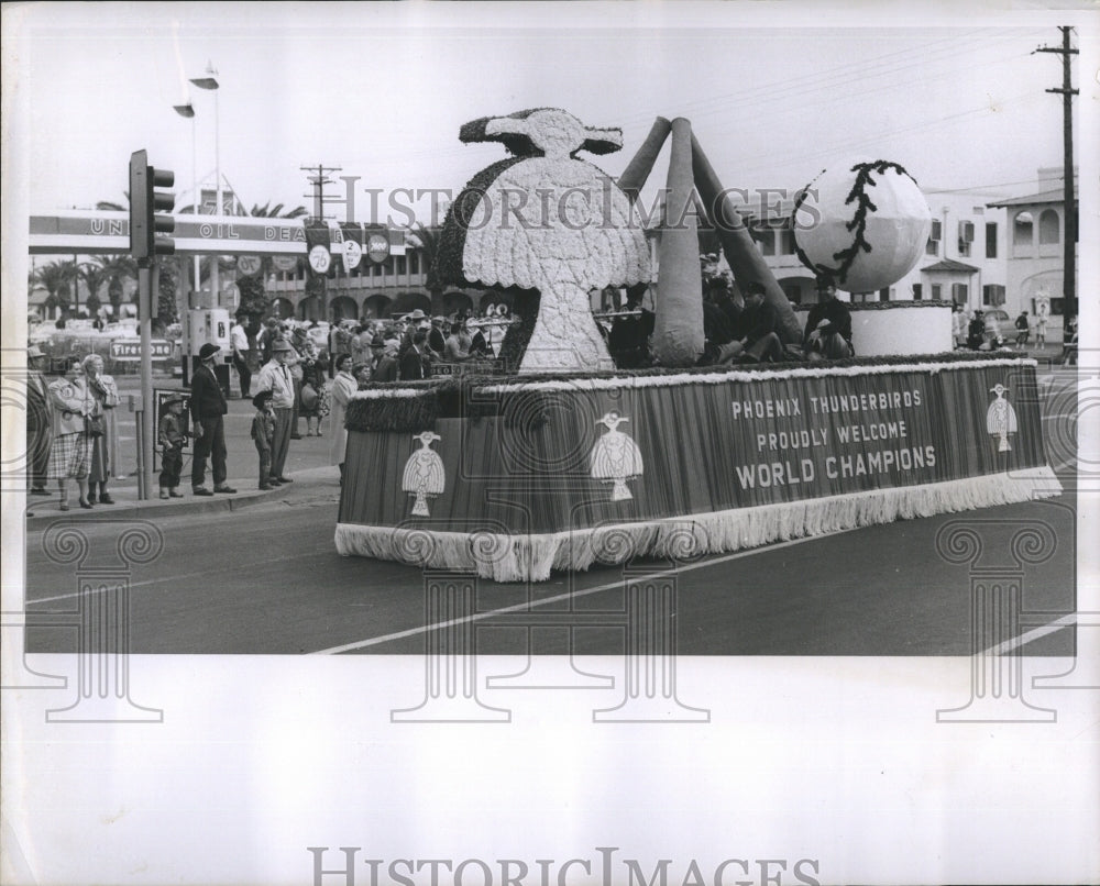 1955 Press Photo Phoenix Thunderbirds' Float for the New York Giants welcome - Historic Images