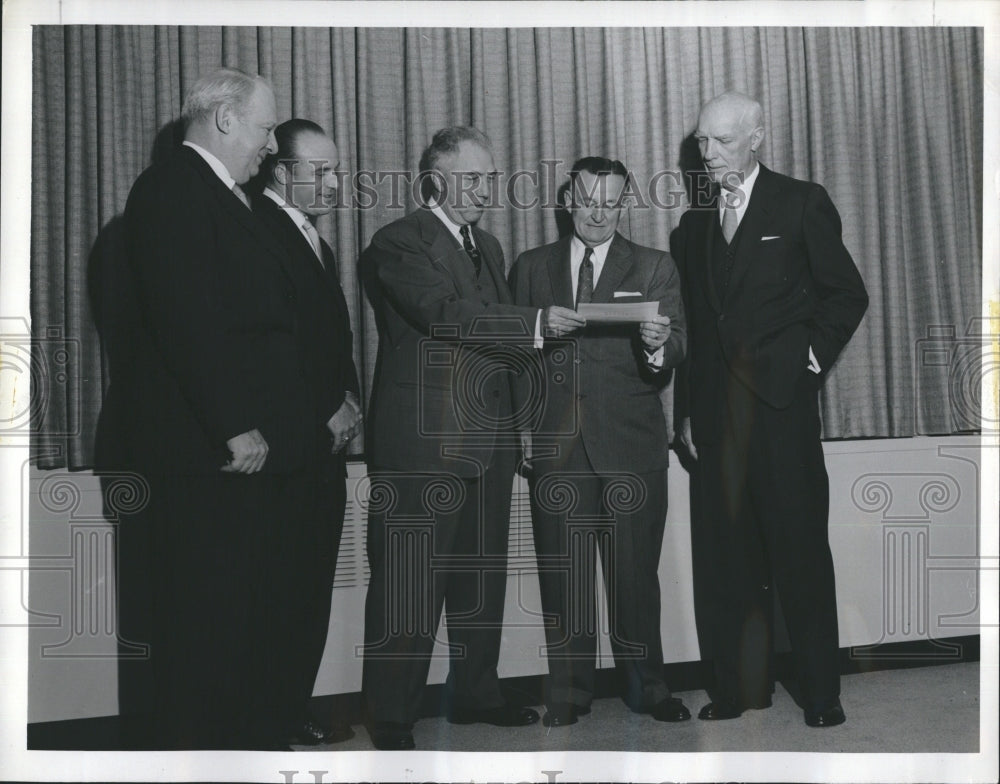 1957 Press Photo A cheque received by Major leagues from the Gillette Safety Razor Company - Historic Images