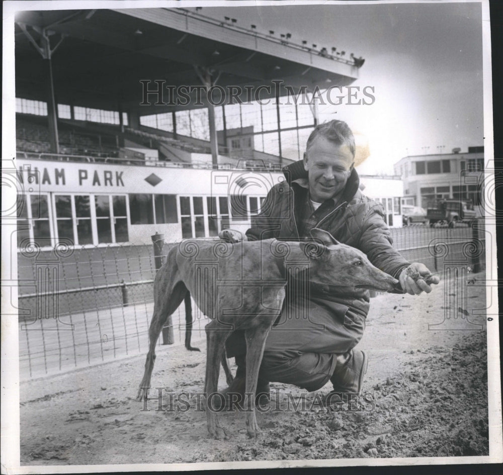 1968 Press Photo D.Q. Williams with granny&#39;s pick (Raynham Ace Primed for - Historic Images