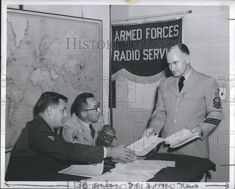 1953 Press Photo Navy Chief Petty Officer Chet Riggins goes through fan mail - Historic Images