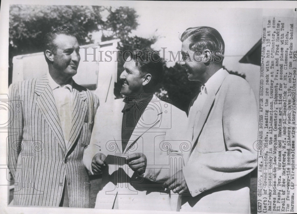 1951 Press Photo John Barnum, Lew Warsham  and Fred Hawkins comparing scores - Historic Images