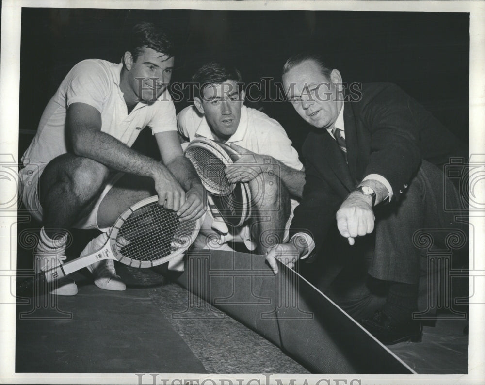 1966 Press Photo Jack Kramer describes advantages of rubber tennis mat. - Historic Images