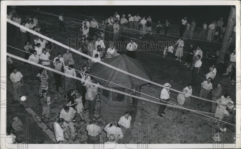 Press Photo Crowd Ticket Booth - Historic Images