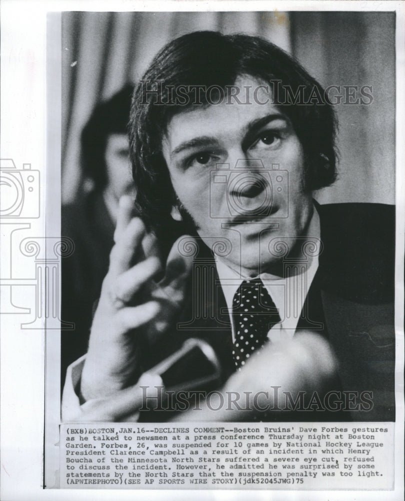 1975 Press Photo Boston Bruins&#39; Dave Forbes talks to newsmen about suspension - Historic Images