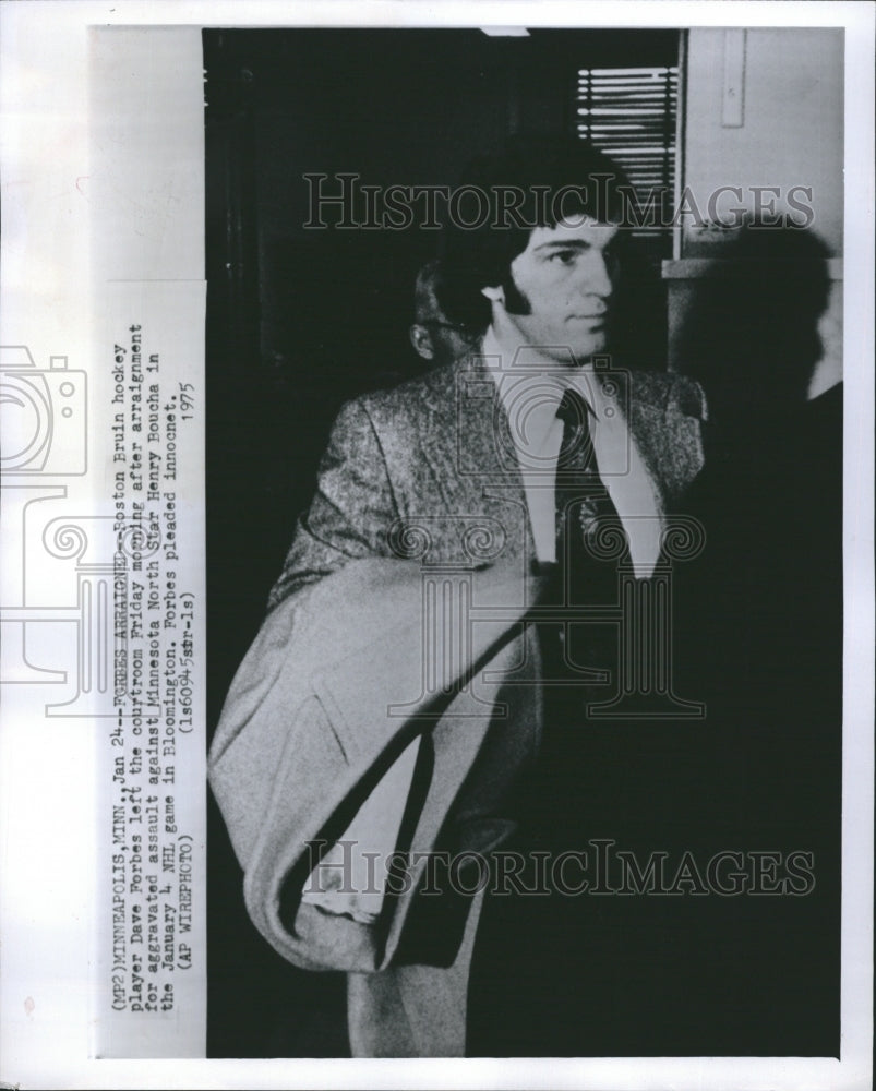 1975 Press Photo Boston Bruins&#39; Dave Forbes charged with aggravated assault - Historic Images