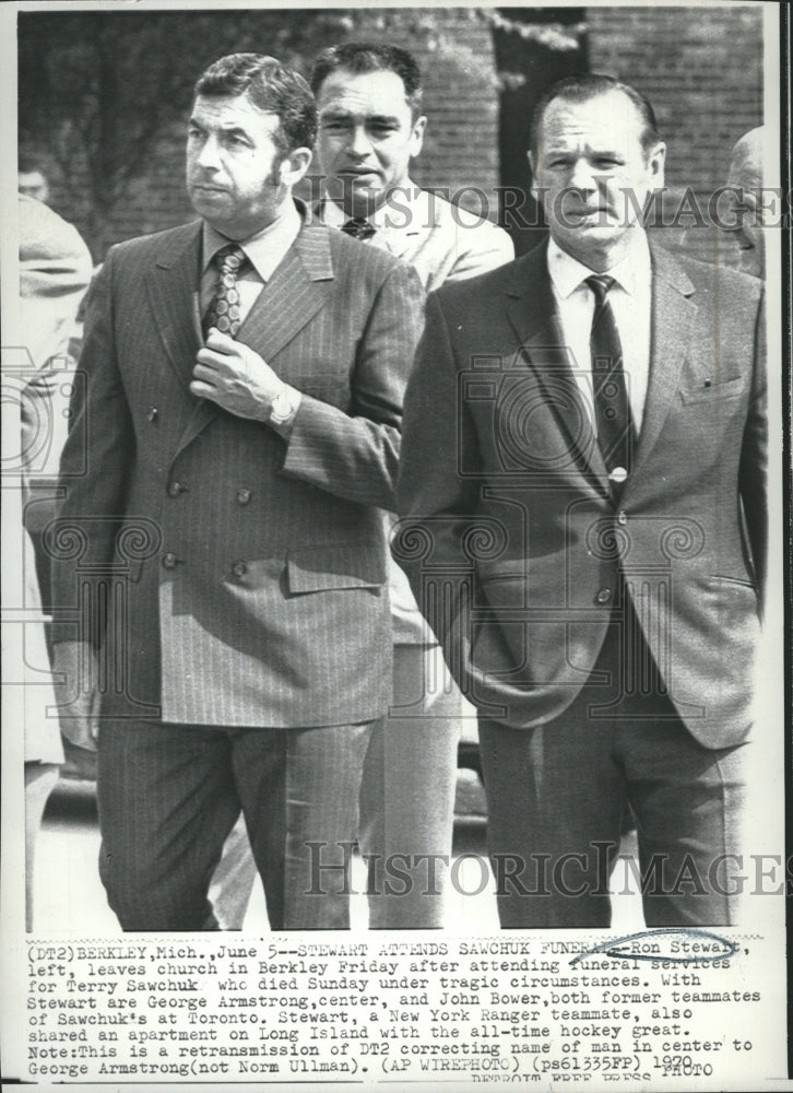 1970 Ron Stewart at Terry Sawchuk&#39;s funeral-Historic Images