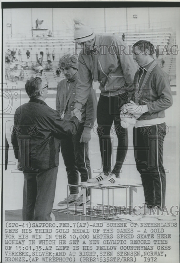 1972 Press Photo Ard Schenk of Netherlands getting medal for win in 10,000 meter - Historic Images