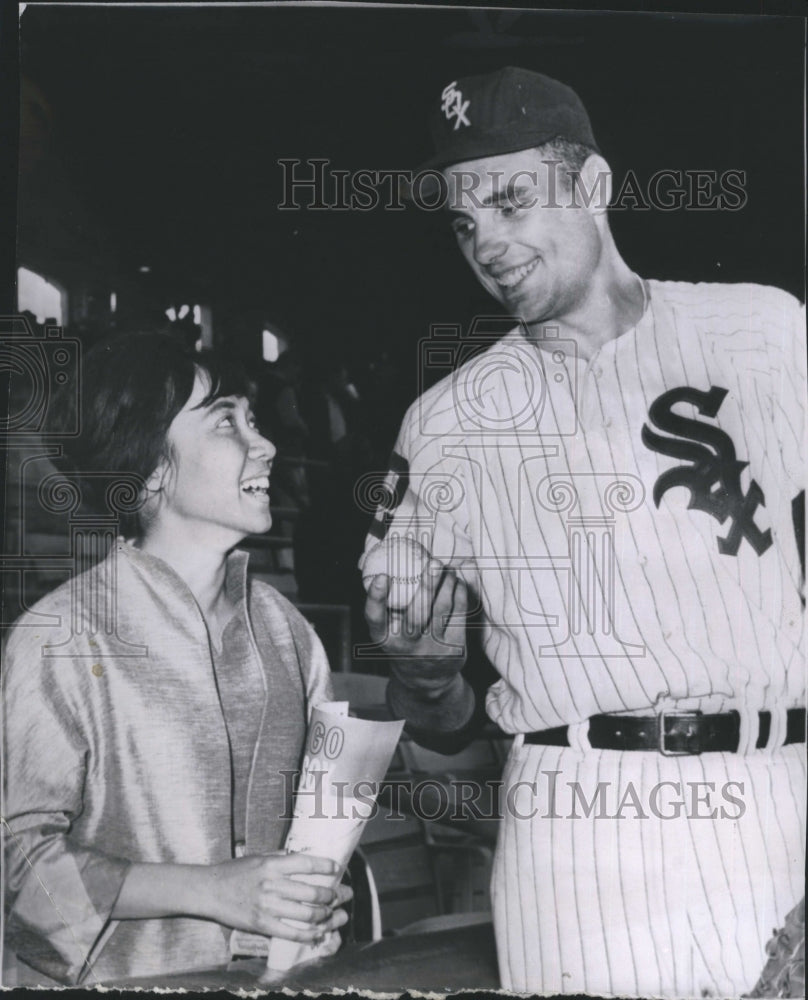 1962 Press Photo Chicago White Sox pitcher Dave DeBusschere greets princess - Historic Images