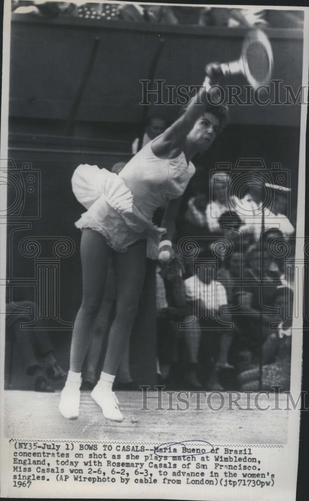 1967 Press Photo Maria Bueno At Wimbledon Tennis Match Against Rosemary Casals - Historic Images