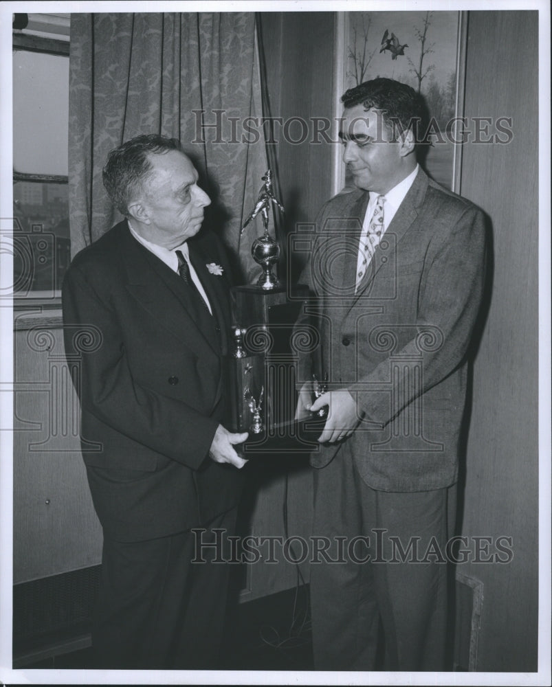 Press Photo Jerry Holtzman with relief pitcher trophy. - Historic Images