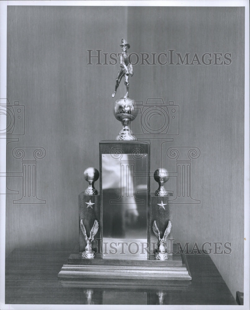 1960 Press Photo Relief Pitcher trophy - Historic Images