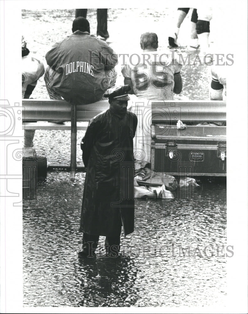 1989 Press Photo Police officer at Miami Dolphins vs. Pittsburgh Steelers game - Historic Images