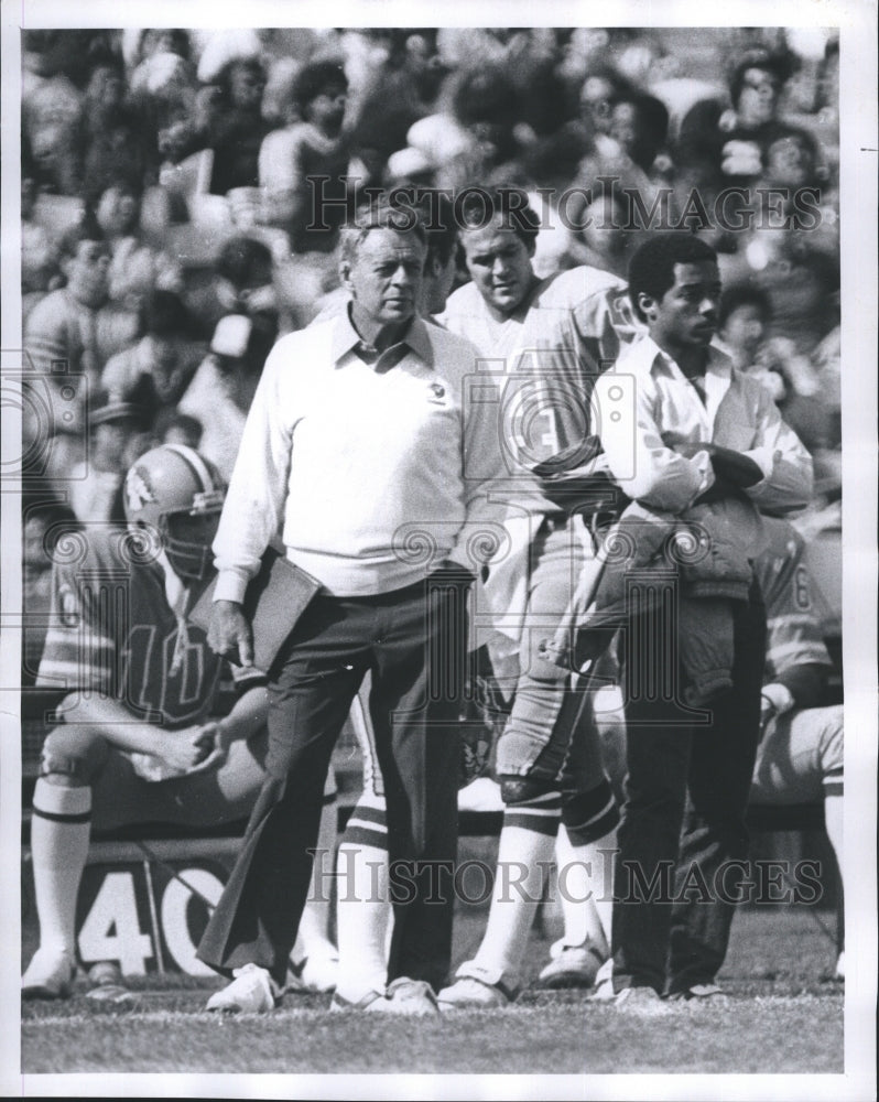 1983 Press Photo John Ralston Coach Oakland Invaders Of USFL Franchise - Historic Images