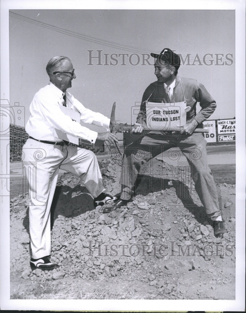 1954 Press Photo Tucson Arizona Mayor Fred Emery pays a bet. - RSH26633 - Historic Images