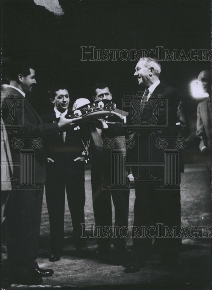 1955 Press Photo Rodriquez Cano gives sombero to Phillip Piton. - Historic Images