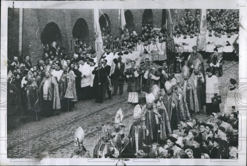 1953 Press Photo Roman Catholic hierachy lead celebration for St. Stanislaw. - Historic Images