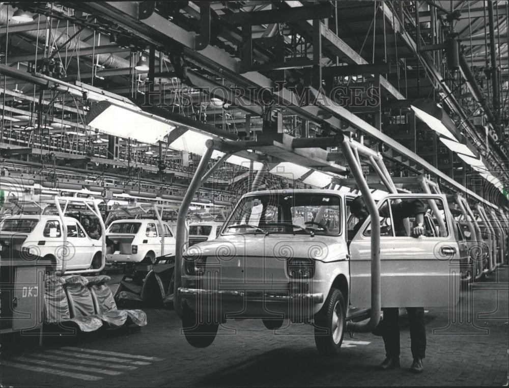 1976 Press Photo Assembly line at Bielsko-Biala car factory. - Historic Images