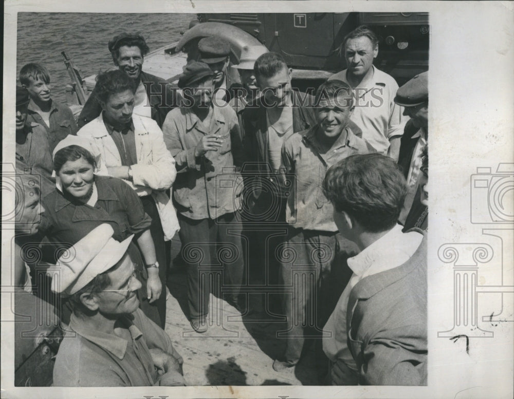 1958 Press Photo Russians on Volga River asking John Strohm on American Policy - Historic Images