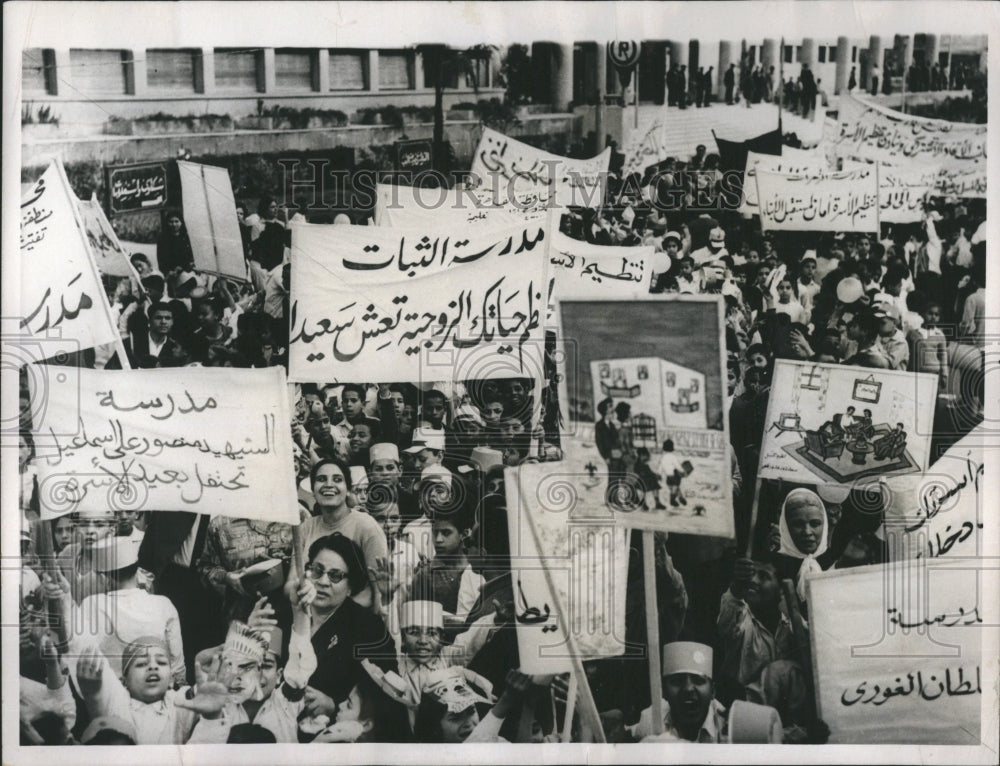 1966 Press Photo Schoolchildren Parade advocating birth control in Cairo - Historic Images