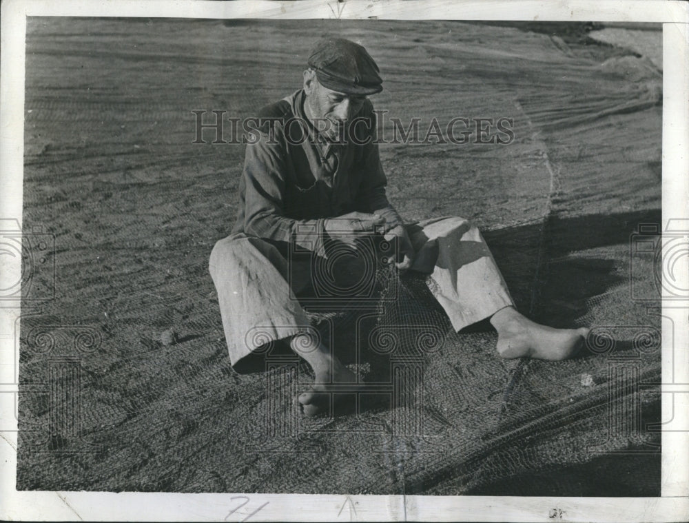 1942 Fisherman Mending Nets Lisbon Portugal Setabul Beach Coast-Historic Images