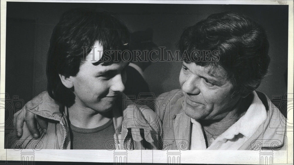 1982 Victor Kostecki, greets Polish refugees.-Historic Images