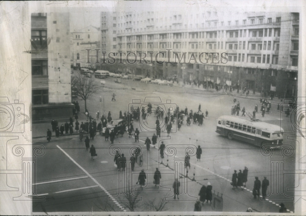 1953 Press Photo Pedestrians move across an intersection in Moscow - RSH26937 - Historic Images