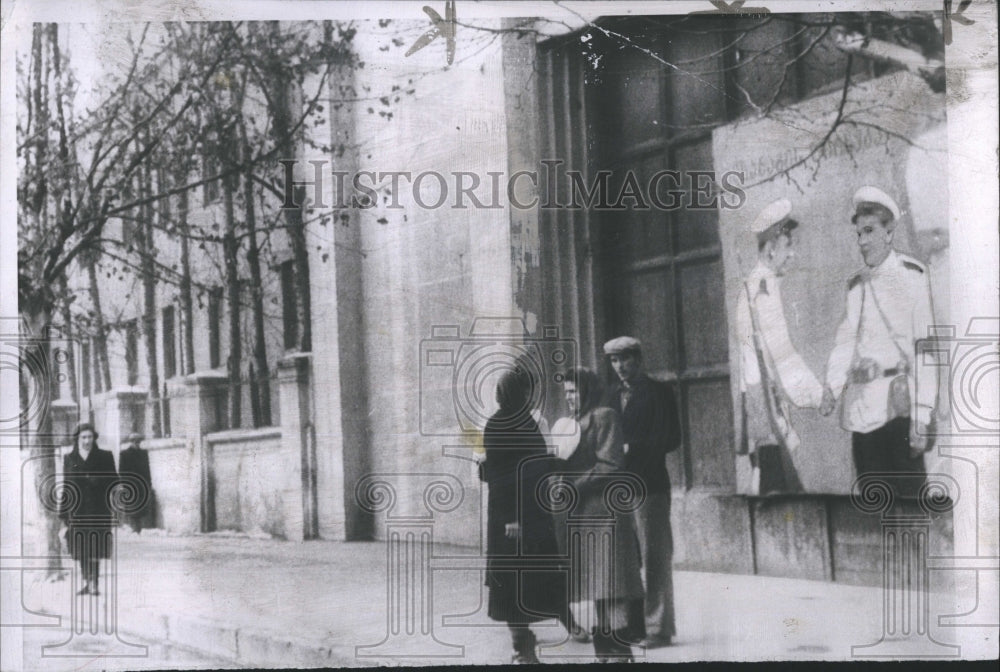 1954 Press Photo City Street Scene Tiflis Georgian Republic USSR Bus Stop - Historic Images