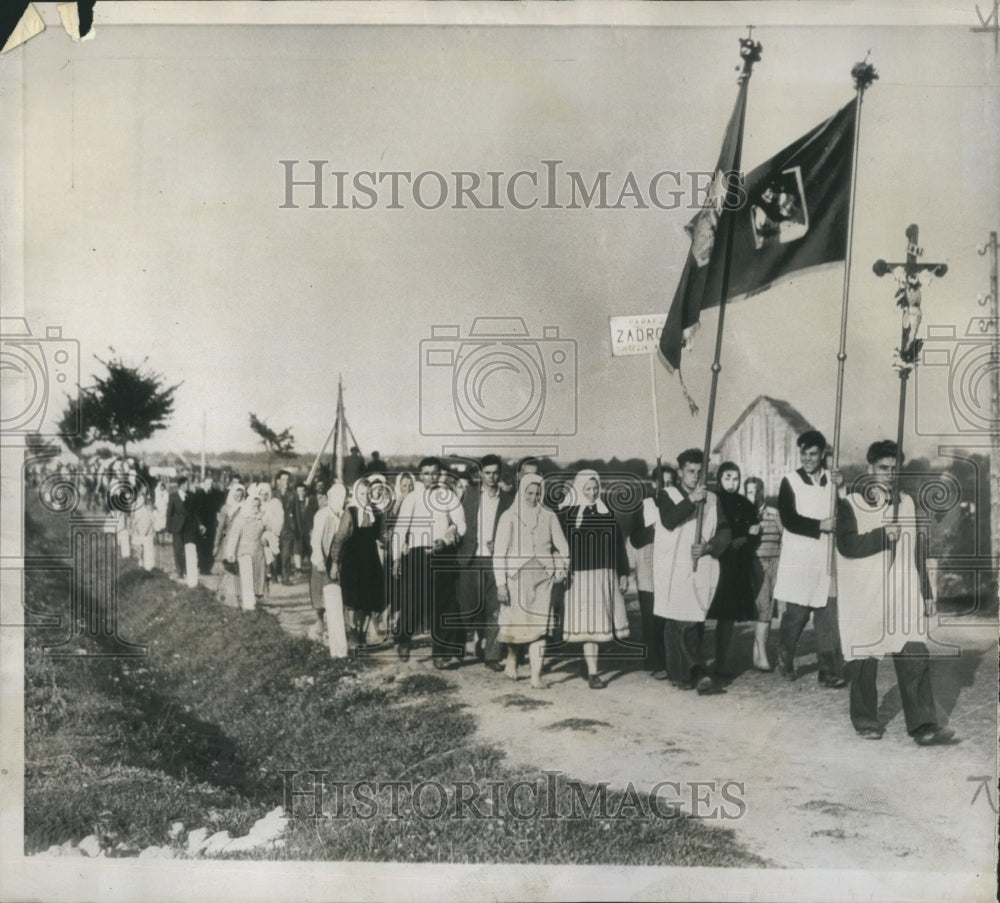 1947 Press Photo Devout poles making pilgramage to Czestochowa. - Historic Images