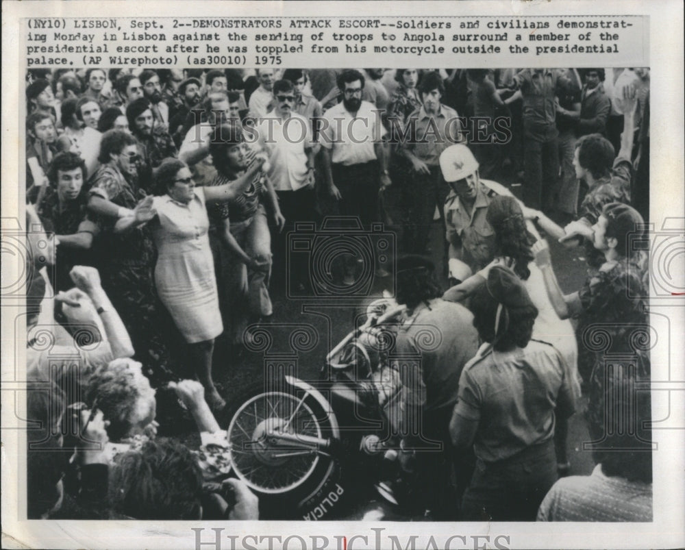 1975 Press Photo Soldiers & civilians clash in Lisbon. - RSH27061 - Historic Images