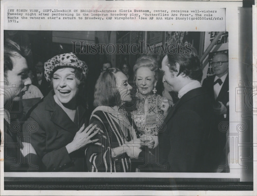 1971 Press Photo Actress Gloria Swanson Greets Fans At Play Butterflies Are Free - Historic Images